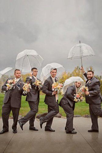 groomsmen photos groom with groomsmen under the umbrellas selah photography