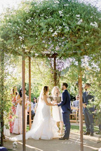 rustic wedding green arch and couple cocotran