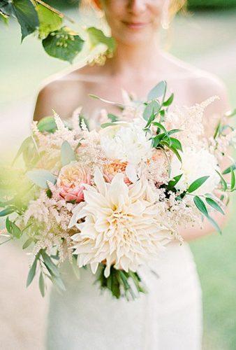 popular-wedding-flowers-bouquet-with-dahlias-branco-prata