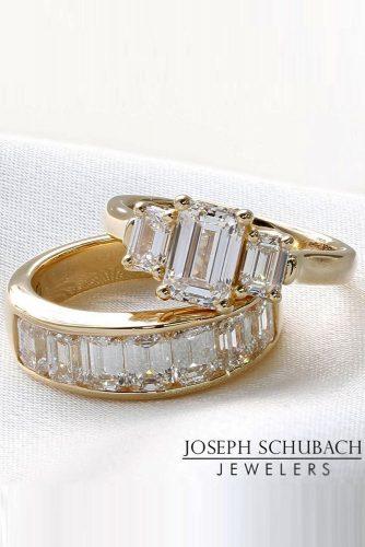 Verlobungsringe im Smaragdschliff drei Eheringe aus Roségold mit Diamantband