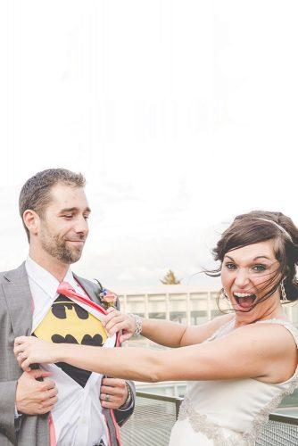 awkward wedding photos funny bride and groom a little surprise laura robinson photography