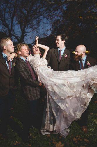 groomsmen photos happy funny with bride in hands koringkriek