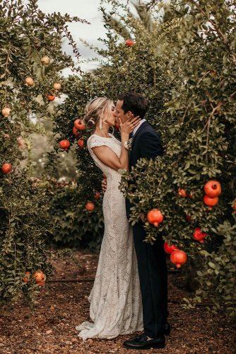 fall wedding photos couple kiss pomegranate elisabettalillyred