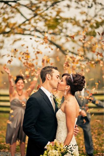 fall wedding photos romantic kiss siousca