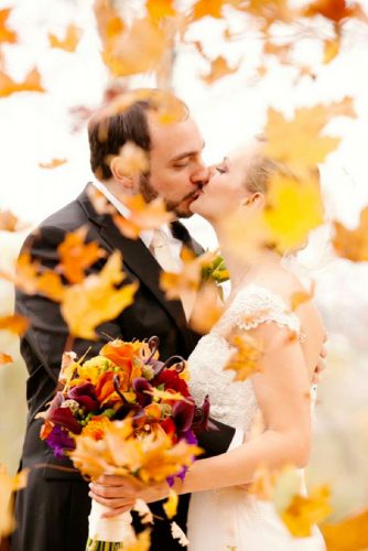 fall wedding photos unusial kiss deborahzoephoto