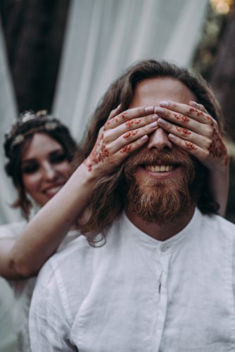 the bride closes groom eyes lorena erre photography