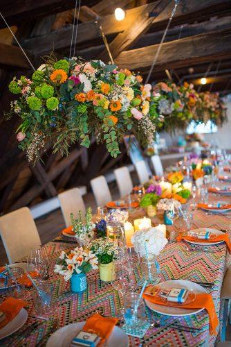 hippie wedding suspended wildflowers above table with brigth cloth anna veranstaltet