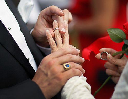 when to get married bride groom rings hands