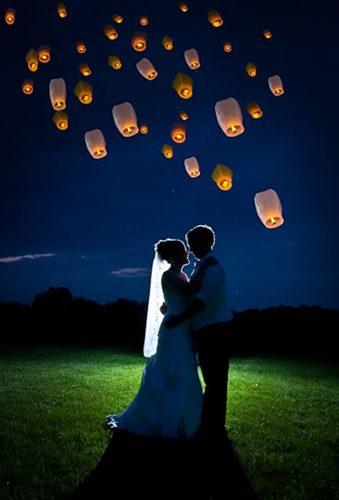 sky lanterns night romantic couple unser lanterns domchieraphotography