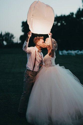 sky lanterns romantic kiss bride groom memoriesbyzhanna
