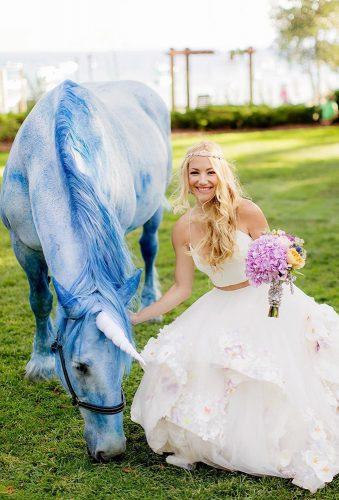 creative wedding photos bride blue horse chardphoto