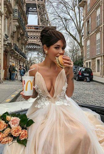 creative wedding photos bride with burger di melison