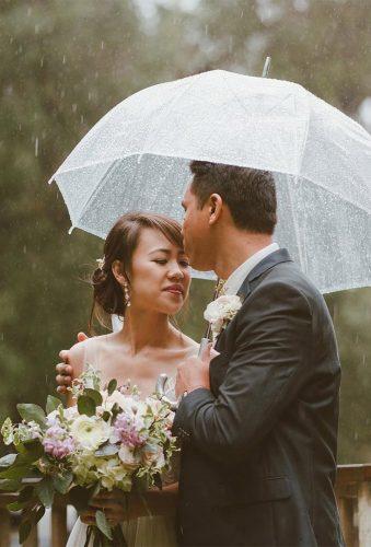 creative wedding photos couple under rain photogenvck