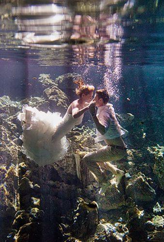 creative wedding photos couple under water sakuraphotography