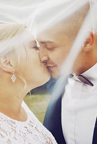 creative wedding photos kiss under veil inekradomirn
