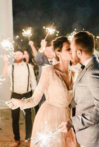 creative wedding photos kiss with sparklers mashalaeva