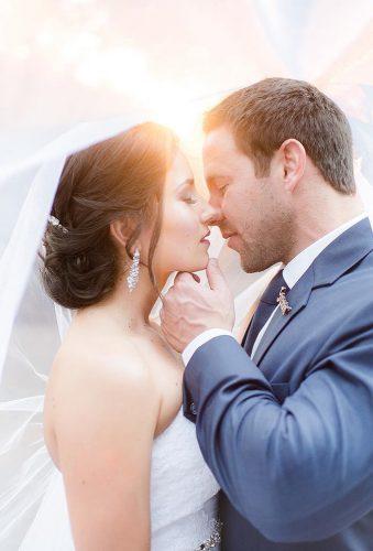 creative wedding photos under vaeil bride andgroom lightburst