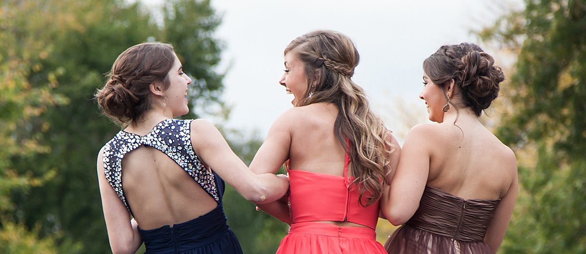 happy bridesmaids girls laughing featured
