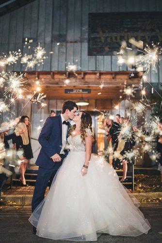 Wunderkerze Foto Ideen Tipps romantischen Kuss Braut und Bräutigam in der Nacht Brandy Engel Fotografie