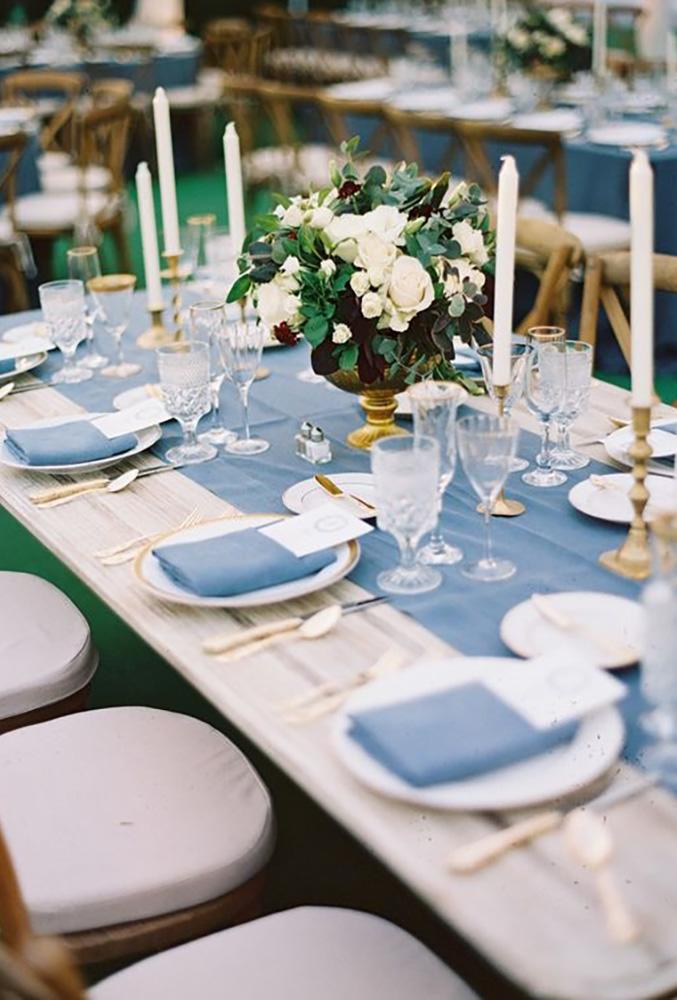 wedding reception space white flower blue napkins conniewhitlockphoto
