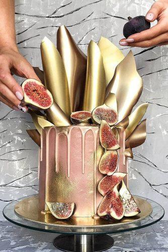 drip wedding cakes pink with golden elements and guava stefani pollack via instagram