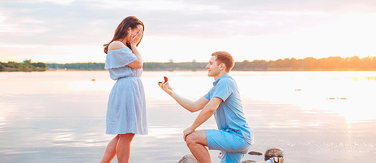wedding proposal ideas man propose a woman at the beach featured