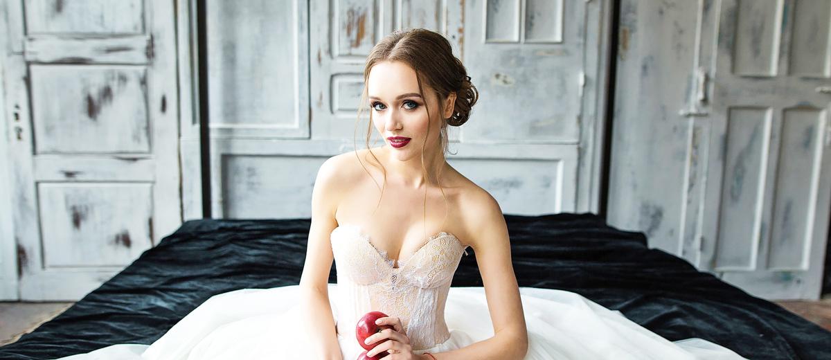 Strapless Wedding Dresses: 15 Bridal Gowns + Faqs
