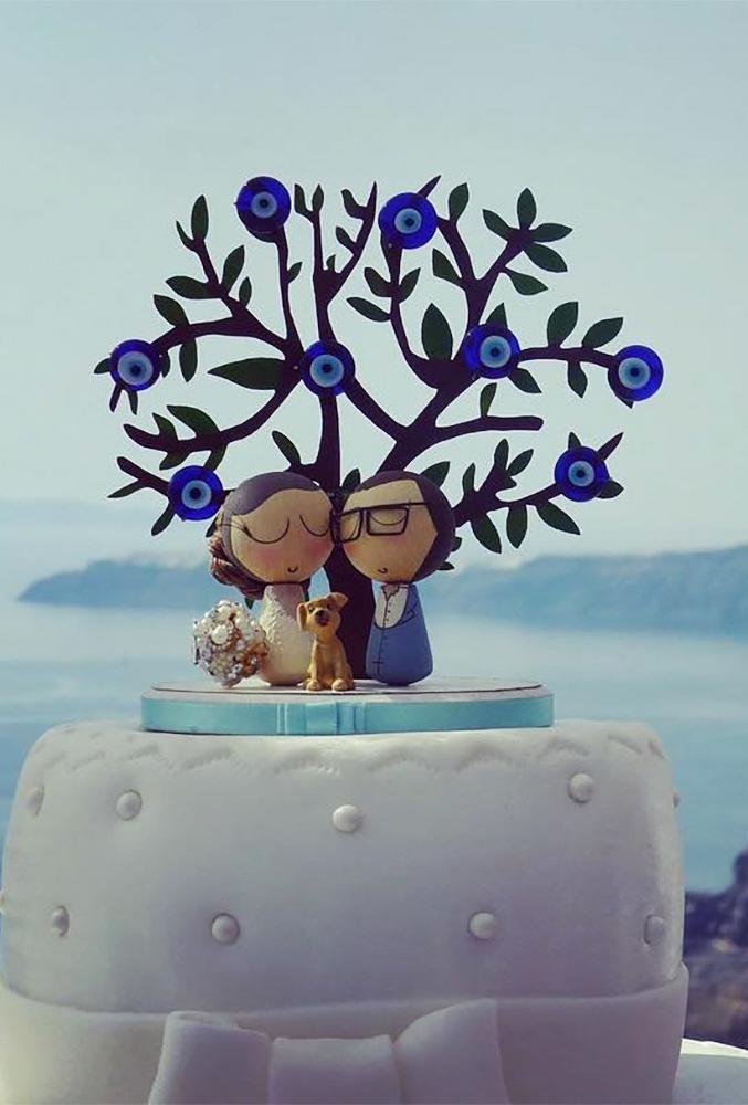 unique wedding cake toppers charming couple near tree _patimendes