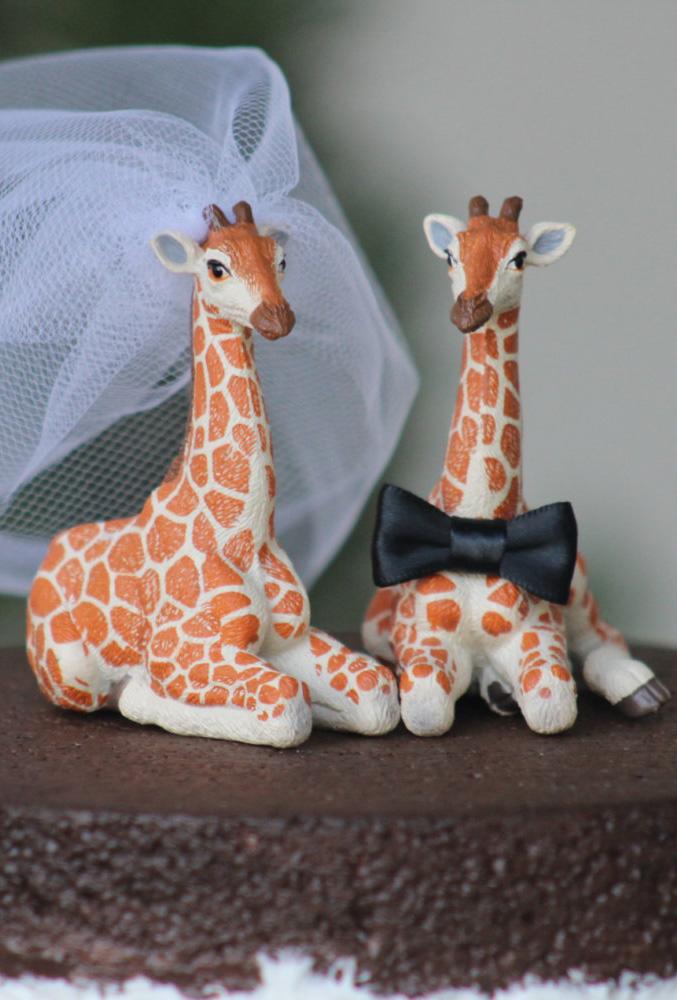 unique-wedding-cake-toppers-wedding-giraffe-WeddingPros