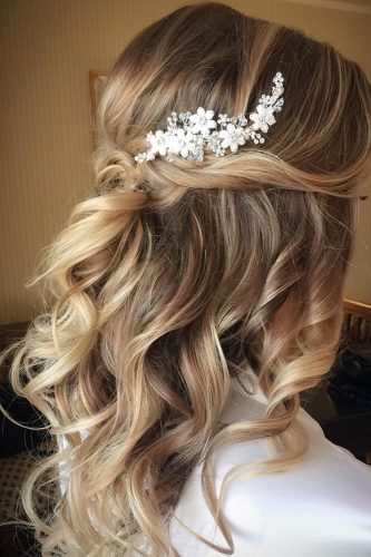 42 Chic And Easy Wedding Guest Hairstyles Wedding Forward