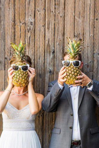 funny wedding pictures happy bride and groom with pineapples truephotography via instagram