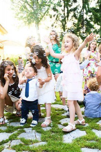 funny wedding pictures happy kids in bubbles ozgesahinphotography