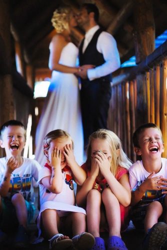 funny wedding pictures kids dont look at the bride and groom petr gebauer photography