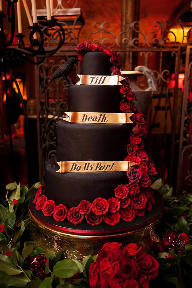 halloween wedding ideas black cake decorated with red roses with a romantic inscription on golden plates photo pink