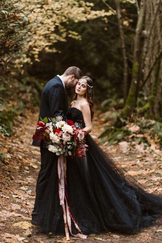Hot or Not 33 Halloween  Wedding  Ideas For Daring Couples