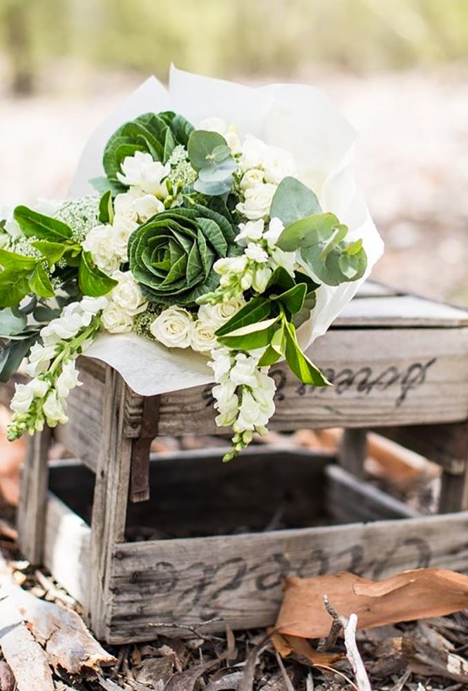 green-wedding-florals-white-green-bouquet-tessgodkinphotography