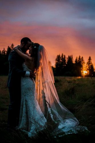 düğün çevresi fotoğraf fikirleri gelin ve damat gökyüzü altında ryan flynn photography