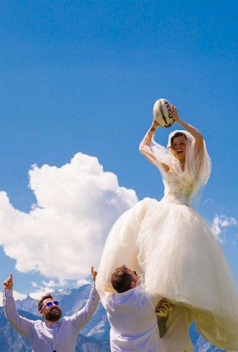 wedding entourage photo ideas jumping bride leonoramazzoli