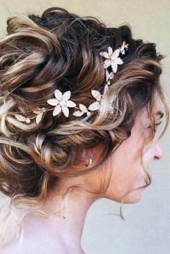 33 Curly Wedding Hairstyles From Playful To Chic Wedding Forward