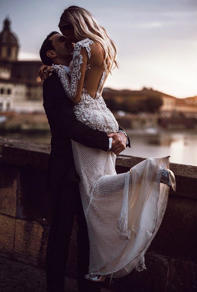 wedding photo ideas couple moments must take bride in groom arms tali_photography