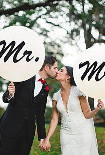 balloon photo ideas kiss with balloon OutOfMyBubble