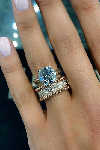 Braut setzt runde Schliff einfachen Golddiamanten