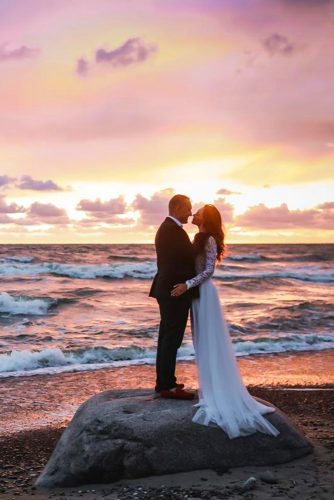 wedding photos couple near the water Kristida Photography