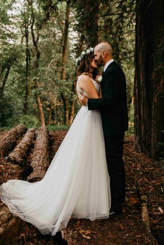 wedding photos kiss in wood janacontrerasphotography