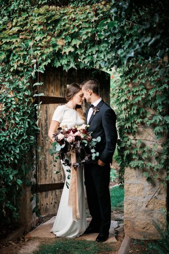 wedding photos romantic couple in garden gideonphoto