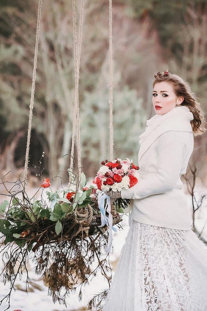 winter wedding photo ideas bride with red boquet katerinagarbulko