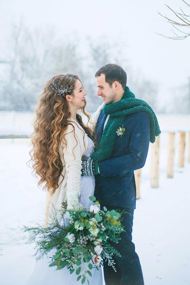 winter wedding photo ideas couple with bouquet julia popova ph