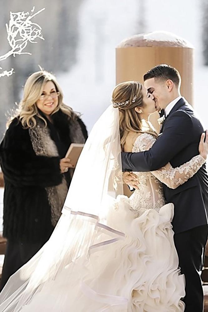 winter wedding photo ideas kiss on the ceremony peppernix