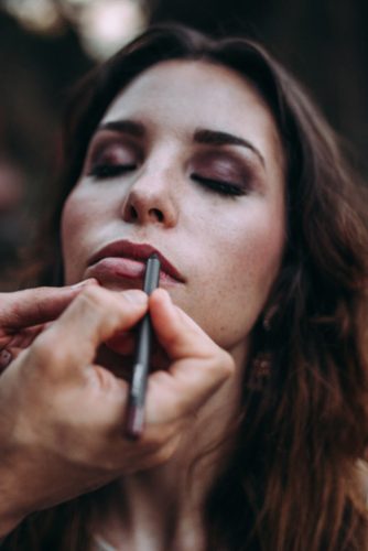 bride doing makeup lorena erre photography