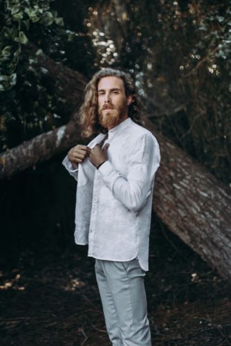 groom dresses a white shirt lorena erre photography
